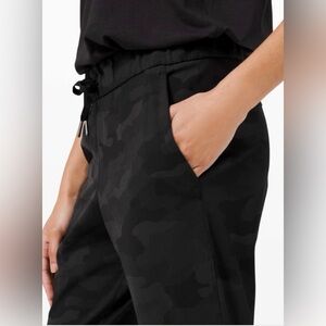 Lululemon On the Fly Jogger 28"' *Luxtreme Heritage 365 Camo Deep Coal Multi